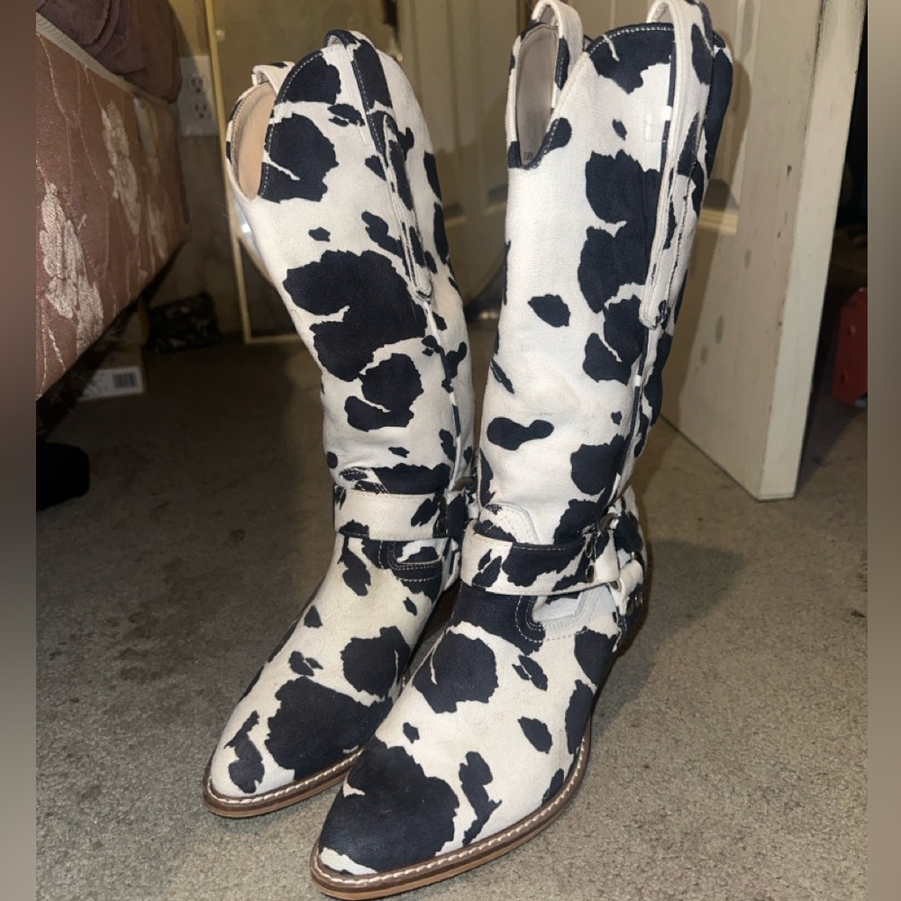 COW PRINT Cowboy boots🖤🤍